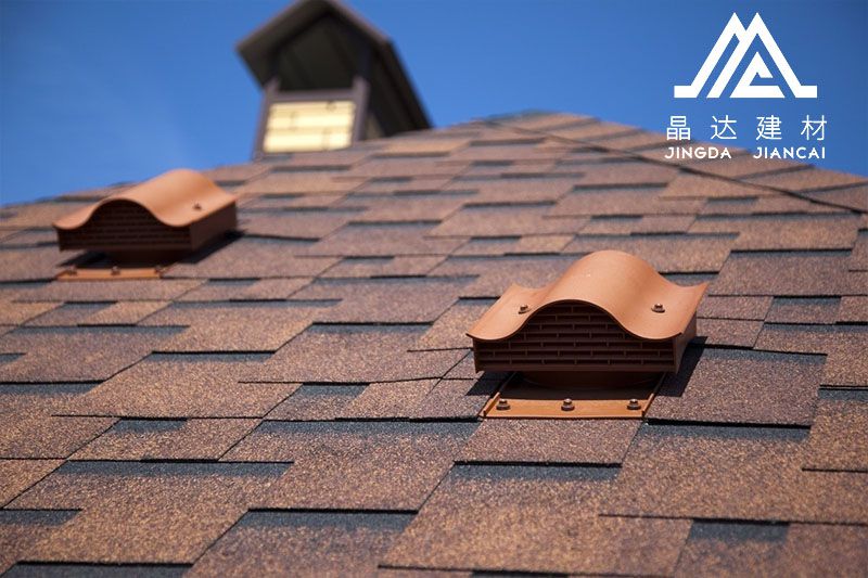 【彩色油氈瓦】挑選晶達(dá)裝飾建材優(yōu)點(diǎn)在哪兒？【彩色油氈瓦平屋面】的優(yōu)勢反映在哪一方面？