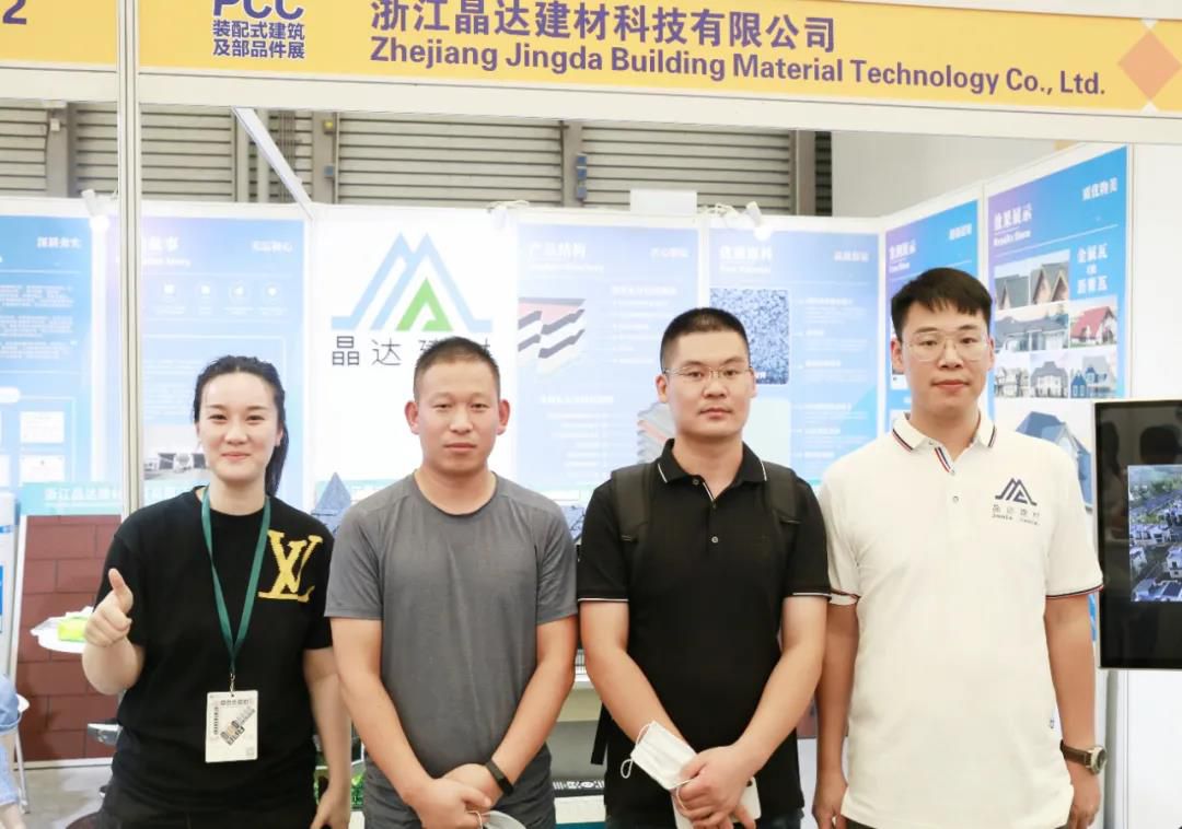 晶達(dá)工作人員與客戶合影.jpg 晶達(dá)工作人員與客戶合影.jpg